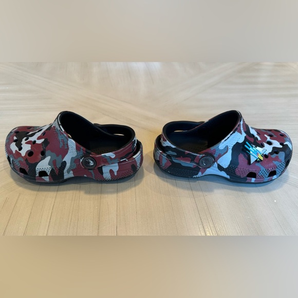 Crocs Unisex-Child Classic Red/Black/Grey/White Camo Clog - Size C10 - Picture 14 of 16